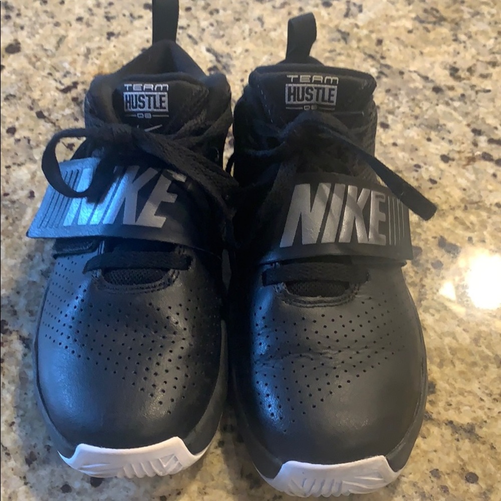 Girls Nike Team Hustle D8 basketball shoes